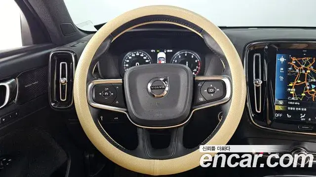 Volvo XC40 2019 — Photo 1/33