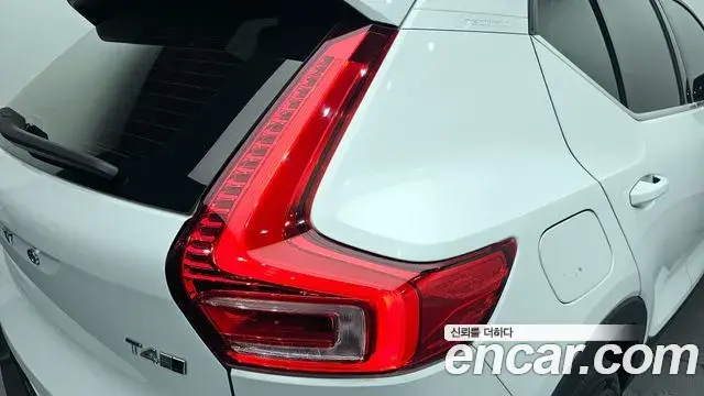 Volvo XC40 2019 — Photo 14/33