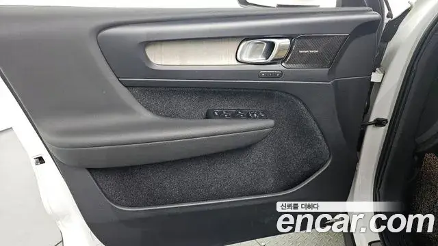 Volvo XC40 2019 — Photo 16/33