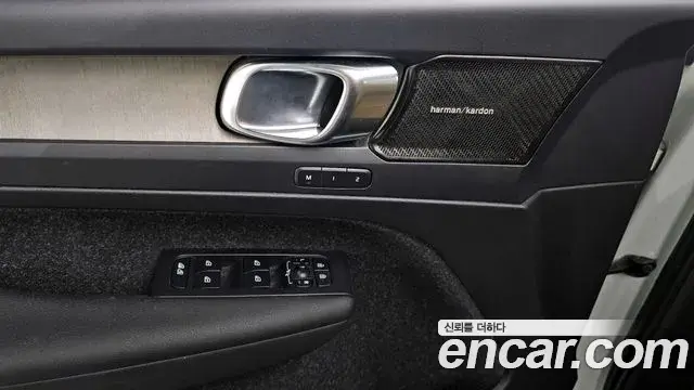 Volvo XC40 2019 — Photo 26/33
