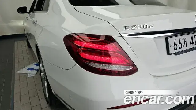 Mercedes-Benz E-Class 2018 — Şəkil 21/34