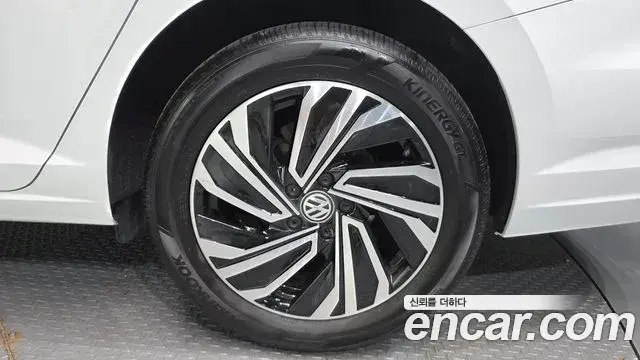 Volkswagen Jetta 2021 — Photo 25/33