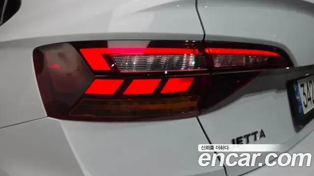 Volkswagen Jetta 2021 — Photo 27/33