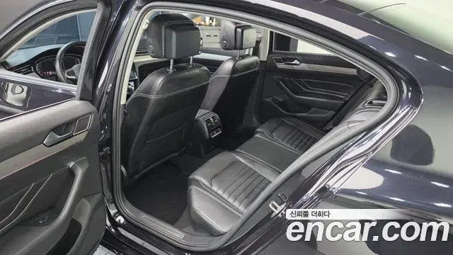 Volkswagen Passat GT 2022 — Photo 2/30