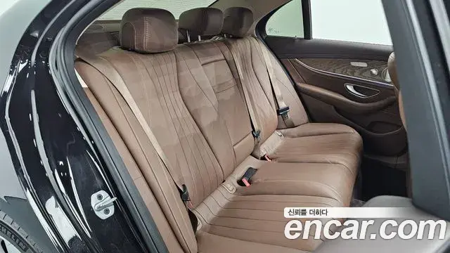 Mercedes-Benz E-Class 2019 — Фото 12/20