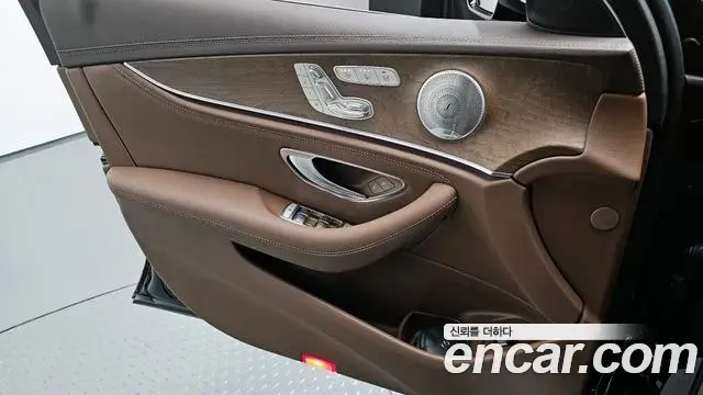Mercedes-Benz E-Class 2019 — Photo 15/31