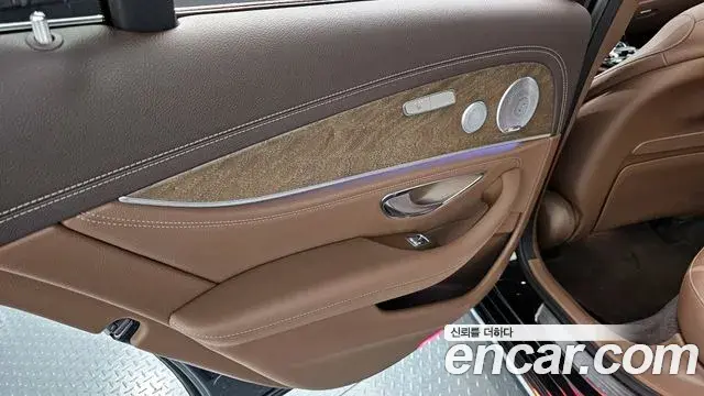Mercedes-Benz E-Class 2019 — Photo 12/31