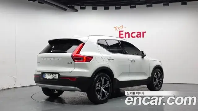 Volvo XC40 2021 — Фото 2/20