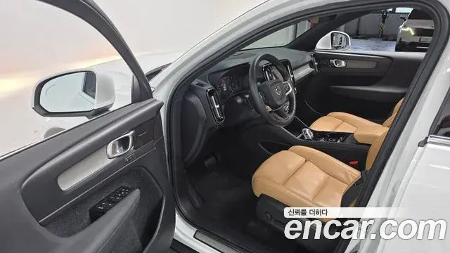 Volvo XC40 2021 — Фото 10/20