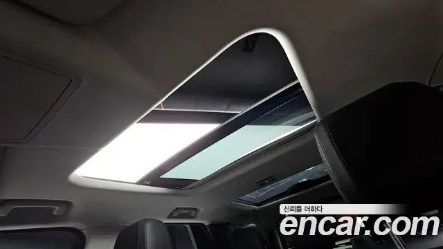 Land Rover Discovery 5 2018 — ფოტო 14/20