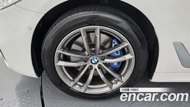 BMW 5 Series 2018 — Photo 26/34