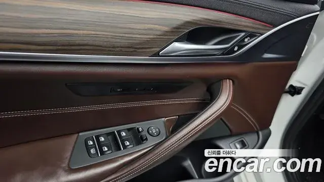 BMW 5 Series 2018 — Photo 16/34
