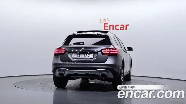 Mercedes-Benz GLA-Class 2019 — Şəkil 12/20