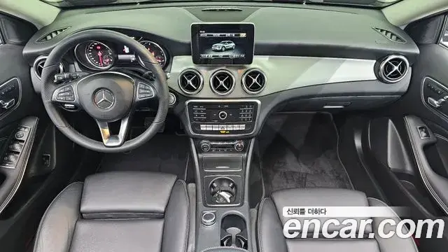 Mercedes-Benz GLA-Class 2019 — Şəkil 13/20