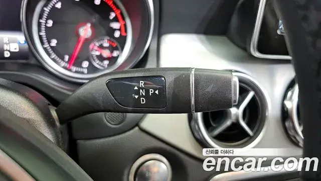 Mercedes-Benz GLA-Class 2019 — Şəkil 15/20