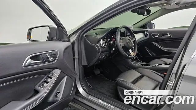 Mercedes-Benz GLA-Class 2019 — Şəkil 8/20