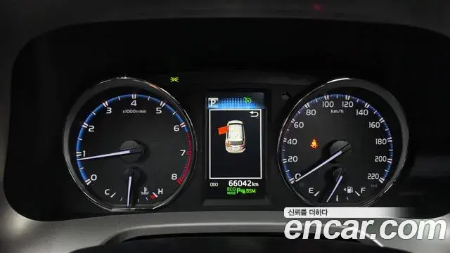 Toyota RAV4 2018 — Фото 8/20