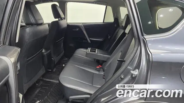 Toyota RAV4 2018 — Фото 12/20