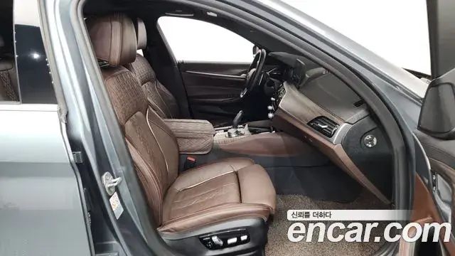BMW 5 Series 2018 — Фото 11/20