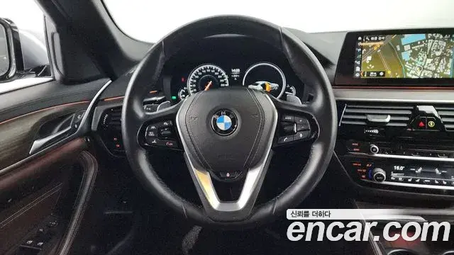 BMW 5 Series 2018 — Фото 13/20