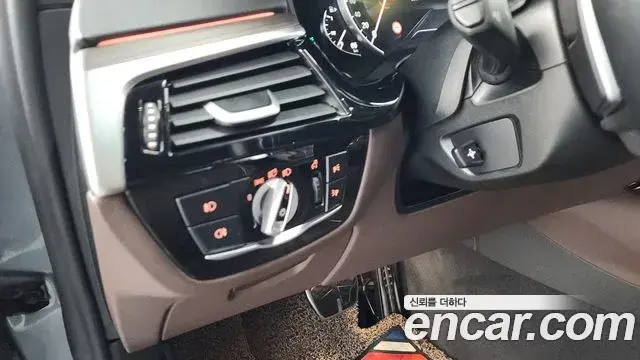 BMW 5 Series 2018 — Фото 15/20