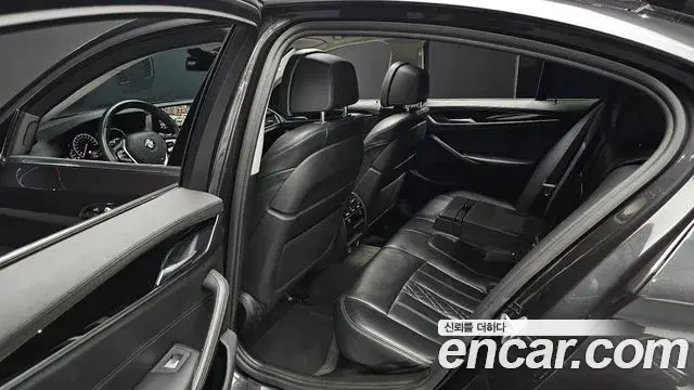 BMW 5 Series 2019 — Фото 12/20