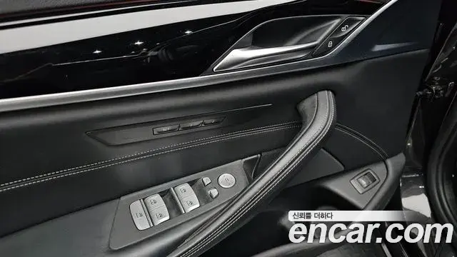 BMW 5 Series 2019 — Фото 18/20