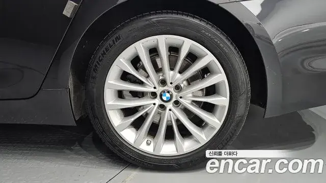 BMW 5 Series 2019 — ფოტო 17/32