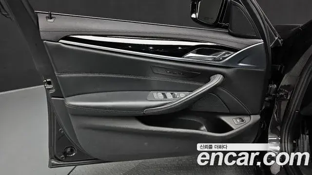 BMW 5 Series 2019 — ფოტო 18/32