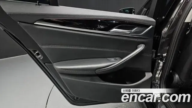 BMW 5 Series 2019 — ფოტო 30/32