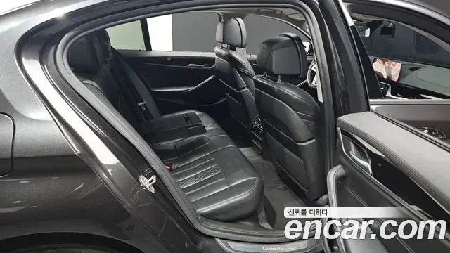 BMW 5 Series 2019 — ფოტო 31/32
