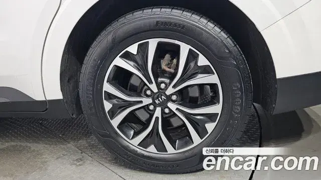 Kia Carnival 2021 — ფოტო 16/31