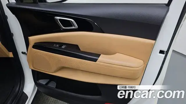 Kia Carnival 2021 — ფოტო 1/31