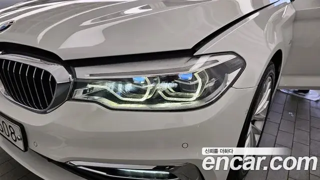 BMW 5 Series 2018 — Şəkil 12/32