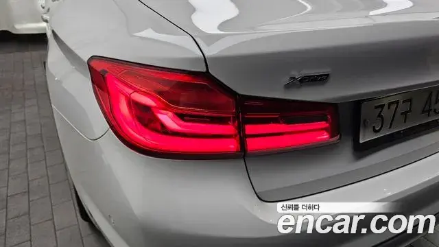 BMW 5 Series 2018 — Şəkil 19/32