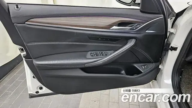 BMW 5 Series 2018 — Şəkil 25/32