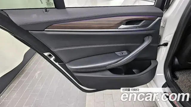 BMW 5 Series 2018 — Şəkil 11/32
