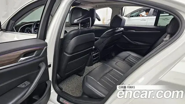 BMW 5 Series 2018 — Şəkil 9/32