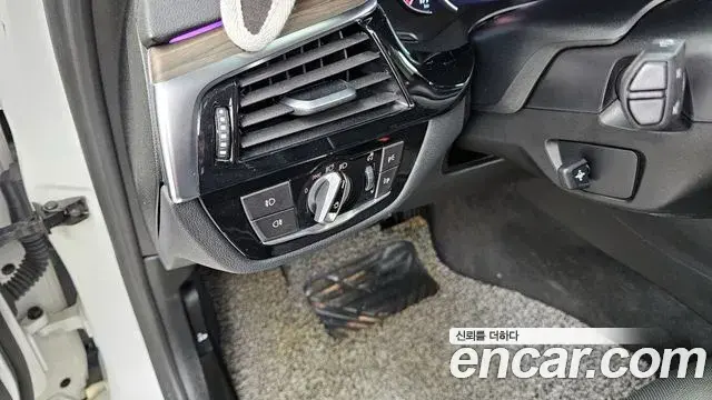 BMW 5 Series 2018 — Şəkil 27/32