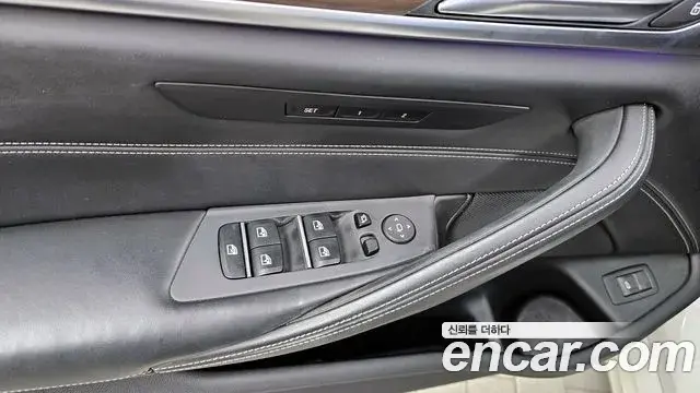 BMW 5 Series 2018 — Şəkil 15/32