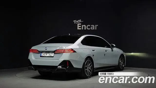 BMW 5 Series 2024 — Şəkil 25/36