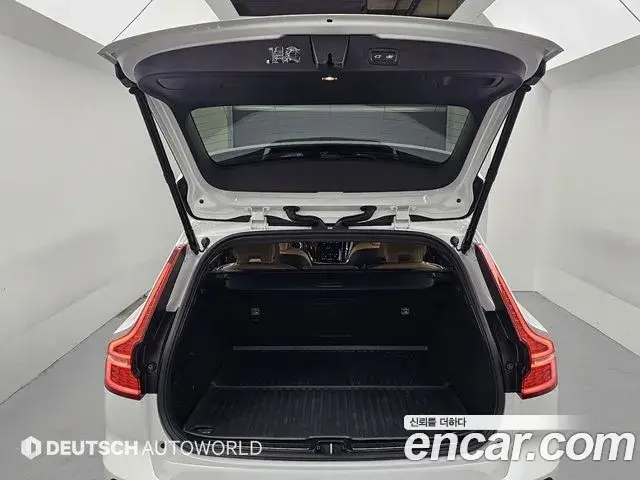 Volvo V60 Cross Country 2023 — Фото 18/20