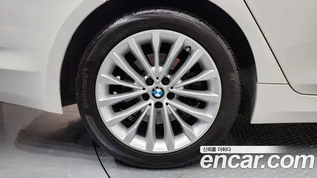 BMW 5 Series 2019 — Photo 13/35