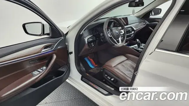 BMW 5 Series 2019 — Photo 21/35
