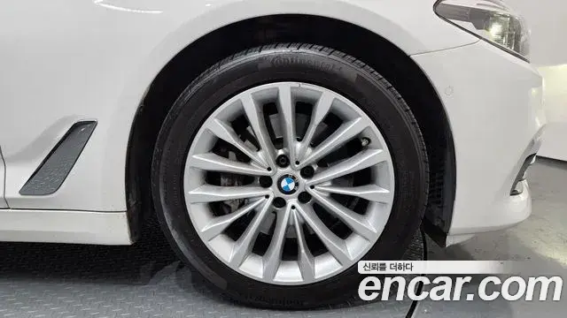 BMW 5 Series 2019 — Photo 34/35
