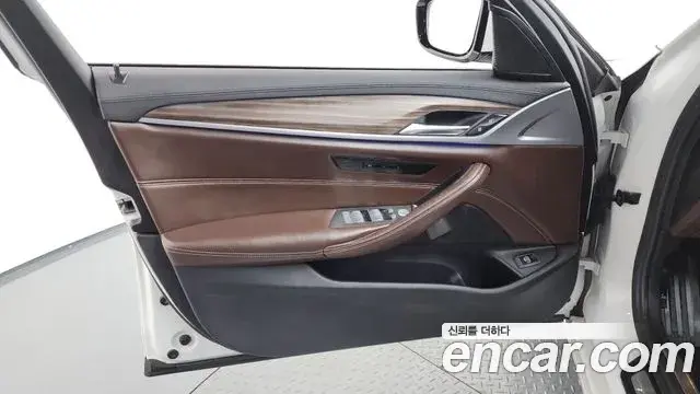 BMW 5 Series 2019 — Photo 23/35
