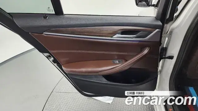 BMW 5 Series 2019 — Photo 29/35