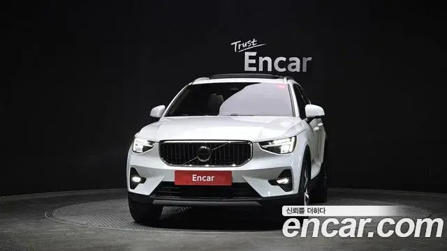 Volvo XC40 2023 — Şəkil 30/32