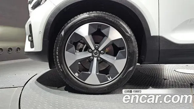 Volvo XC40 2023 — Şəkil 13/32