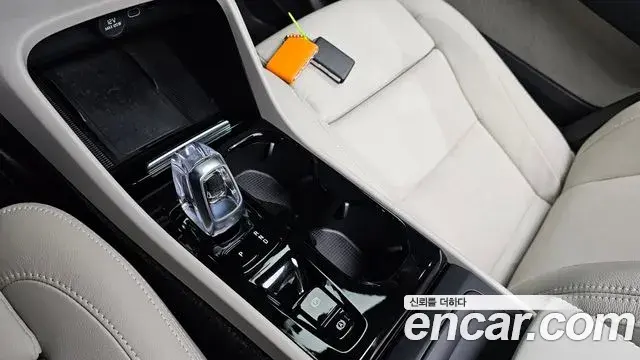 Volvo XC40 2023 — Şəkil 23/32
